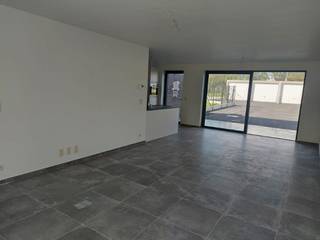 Ontdek deze moderne en energiezuinige nieuwbouwwoning in het charmante Nederzwalm. Laat je verrassen door het doordachte ontwerp, hoogwaardige afwerking en uitstekende ligging.<br /><br /><strong>Gelijkvloers:</strong> Een ruime inkomhal met gastentoilet, een lichtrijke leefruimte met open, volledig uitgeruste keuken, en een handige berging. Via de leefruimte heb je toegang tot het aangelegde terras.<br /><br /><strong>Bovenverdieping: </strong>Drie volwaardige slaapkamers, een moderne badkamer met inloopdouche, een apart toilet, en extra opbergruimte.<br /><br /><strong>Extra:</strong> Privé-garage achteraan de woning, inbegrepen in de huurprijs.<br /><br /><strong>Troeven:</strong>
<ul>
<li>Volledig instapklaar</li>
<li>Duurzame materialen en zonnepanelen voor een lage energiefactuur.</li>
<li>Gelegen in een rustige, groene buurt met vlotte bereikbaarheid.</li>
</ul>
<br />Mis deze kans niet en plan vandaag nog je bezoek!<br /><br />Beschikbaar vanaf 01/08/2026!<br /><br />Contacteer Stefanie op het nummer 055/59.50.10 of via email stefanie@vastgoedbrowaeys.be