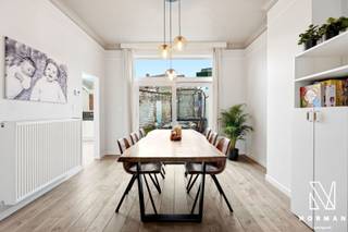 Welkom in deze ruime, instapklare gezinswoning met tuin, gelegen in het centrum van Kuurne!<br /><br />Bij het betreden van de woning komt u binnen in de inkomhal. Aansluitend vindt zich de ruime leefruimte met plaats voor zowel een salon als een eetplaats.<br /><br />Naast de leefruimte vindt u de volledig uitgeruste keuken, voorzien van alle nodige toestellen en comfort. Dankzij de grote raampartijen geniet u in deze ruimte van veel natuurlijk licht.<br /><br />Aansluitend aan de keuken bevindt zich een ruime berging, momenteel ingericht als wasplaats.<br /><br />Verder beschikt het gelijkvloers over een ruime kelder en toilet.<br /><br />Op de verdieping bevinden zich twee volwaardige slaapkamers en een badkamer, uitgerust met een inloopdouche, ligbad, toilet en wastafel.<br /><br />Op de tweede verdieping bevindt zich de derde ruime slaapkamer.<br /><br />Buiten geniet u van een aangename tuin met terras, ideaal om te ontspannen.<br /><br />Troeven:<br />+ 3 volwaardige slaapkamers<br />+ Instapklaar<br />+ EPC C (geen renovatieverplichting)<br />+ Conforme elektriciteit