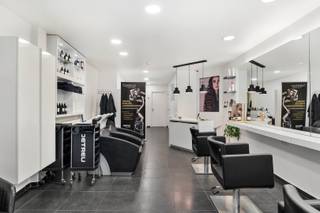 Ontdek deze veelzijdige handelsruimte op een uitstekende locatie aan de Phoenixbrug, recht tegenover café De Redding. Dankzij de centrale ligging is het pand vlot bereikbaar met het openbaar vervoer én met de fiets. <br />De handelsruimte verwelkomt je met een ruime inkom die doorloopt tot achteraan, waar zich een praktische keuken, een extra ruimte (geschikt als opslag, bureau of vergaderruimte) en een toilet met lavabo bevinden.<br />De open indeling biedt tal van mogelijkheden voor ondernemers die op zoek zijn naar een goed gelegen locatie om hun zaak uit te bouwen of het nu gaat om een winkel, kantoor, praktijkruimte of een ander commercieel project.<br />Heeft u interesse in deze handelsruimte?<br />Neem dan snel contact op via 0484 14 96 86 of mail naar info@oko.immo