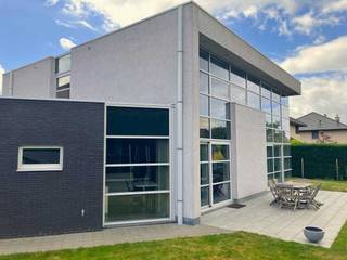 Deze instapklare architecturale villa geniet van een droomligging, in een doodlopende straat binnen een residentiële wijk vlakbij de...