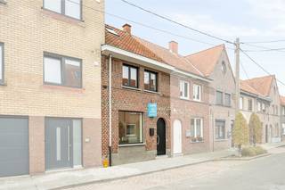 Bent u op zoek naar een energiezuinige instapklare gezinswoning of een slimme investering?<br />Dan is deze volledig gerenoveerde tussenwoning in de stadskern van Roeselare de perfecte keuze!<br />Met alle winkels en scholen op wandel- en fietsafstand biedt deze woning u het ultieme wooncomfort op een gunstige locatie.<br /><br />Bij het betreden van de woning kom je terecht in de inkomhal die meteen een gevoel van welkom uitstraalt. Aansluitend vind je de gezellige zithoek en de lichtrijke leefruimte, waar grote raampartijen zorgen voor een aangename connectie met de tuin.<br />Onder de trap bevindt zich een praktische wasplaats, handig weggewerkt maar makkelijk bereikbaar.<br /><br />De volledig vernieuwde keuken is een echte blikvanger: modern ingericht, voorzien van alle comfort en badend in natuurlijk licht — de perfecte plek voor gezellige kookmomenten en culinaire experimenten.<br />Op het gelijkvloers bevindt zich ook een ruime badkamer met toilet, inloopdouche en enkele wastafel, stijlvol afgewerkt en praktisch ingedeeld.<br /><br />Buiten kan je heerlijk genieten op het gezellige terras in grindsteentjes, omringd door een zonnige tuin met nieuwe grasmatten en achteraan een handig berghok. Hier geniet je van rust, privacy en een onderhoudsvriendelijke buitenruimte — ideaal voor wie houdt van ontspanning in eigen tuin.<br /><br />Op de eerste verdieping treft u een nachthal en 2 volwaardige slaapkamers. Via een vaste trap komt u op de tweede verdieping, waar de derde slaapkamer werd ingericht — ideaal als kinderkamer, hobbyruimte of bureau<br /><br /><strong>Deze energiezuinige woning heeft een EPC van slechts 113 kWh/m², wat resulteert in lage energiekosten.<br />Mits het plaatsen van 6 zonnepanelen van 350 Wp kan deze woning in het bezit komen van een A-Label.</strong><br /><br />Met een bewoonbare oppervlakte van 118 m² combineert deze woning comfort met efficiëntie.<br />Kortom, deze volledig gerenoveerde tussenwoning in het centrum van Roeselare is een betaalbare gezinswoning en/of investeringseigendom met een uitstekende ligging. Mis deze unieke kans niet én ontdek dit pand rechtstreeks van de eigenaar.<br /><br />EPC 113 kWh/m2 (B-Label) UC3711405<br /><br />+ Volledig gerenoveerd met aandacht voor duurzaamheid<br />+ Centrumgerichte ligging<br />+ Kwalitatieve materialen<br />+ Energiezuinig <br />+ Betaalbare gezinswoning<br /><br />KOOP DEZE TOPPER RECHTSTREEKS VAN DE EIGENAARS!<br /><br />0488/28.69.46 - ikiplan@proton.me<br /><br />DEZE WONING WORDT VERKOCHT ZONDER VASTGOEDMAKELAAR!<br /><br />Ook beslist om uw eigendom te verkopen? Bespaar de makelaar dankzij de reeds bewezen succesformule van home2sell.