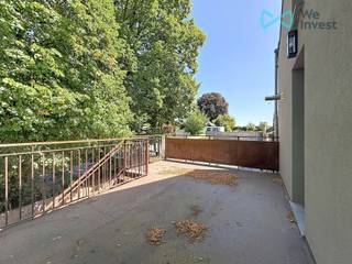 CONTACT Jeremy : +32 (0)472 91 80 37 - jeremy.champagne@weinvest.be<br /><br />Dispo immédiatement<br />Charmant duplex entièrement rénové situé au 1er étage dans le village de Bourlers (Chimay) composé de : living, cuisine, salle de souche, bureau, 3 chambres, WC et terrasse.<br />Chauffage poêle à pellets.<br /><br />PEB B - n°20260812500405  - E totale : 17239 kWh/an - E spéc. : 114 kWh/m².an.<br />Loyer 900€/mois hors charges.<br />Sous réserve d'acceptation des propriétaires.<br />Informations indicatives et non contractuelles.