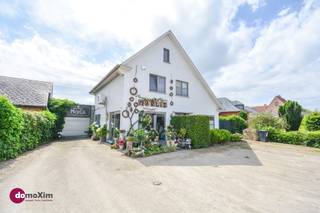 <p><span>Handelsruimte met woonst op een gunstige locatie in Kampenhout</span></p><p><span> </span></p><p><span>Achter deze vrijstaande woning uit 1963 schuilt een bijzonder verhaal: een thuis waar doorheen de jaren met zorg en liefde werd gewerkt aan comfort en gezelligheid. Dankzij de uitgevoerde renovaties is deze woning vandaag volledig instapklaar, klaar om een nieuw hoofdstuk te schrijven.</span></p><p><span> </span></p><p><span>Bij het betreden van de privatieve woonst word je verwelkomd in de inkomhal, die je uitnodigt om verder te ontdekken. Vooraan bevindt zich de lichtrijke keuken met gezellige ontbijtruimte: de ideale plek om de dag rustig te beginnen. Verderop kom je via de gang bij een praktische wasruimte en extra berging, met handige toegang tot de tuin. Er is ook gastentoilet. Achteraan, een warme en ruime leefruimte waar het zicht op de tuin meteen rust brengt. Hier geniet je van knusse avonden!.</span></p><p><span> </span></p><p><span>Op de verdieping vind je twee volwaardige slaapkamers en een handige bureauruimte op de overloop, dewelke perfect is voor thuiswerk. De ruime badkamer biedt alle comfort met bad, douche, dubbele wastafel en toilet.</span></p><p><span> </span></p><p><span>De zolderverdieping verrast met een derde slaapkamer, die zich ook perfect kan lenen als hobbyruimte, speelkamer of atelier.</span></p><p><span> </span></p><p><span>Buiten ontdek je een tuin rondom de woning, met een royaal terras waar het heerlijk vertoeven is. Het ruime tuinhuis geeft bovendien plaats aan al je extra materialen.</span></p><p><span> </span></p><p><span>Wat deze eigendom echt bijzonder maakt, is het afzonderlijke commerciële gedeelte met eigen ingang. </span></p><p><span>Momenteel huisvest hier een gevestigde bloemenzaak, gekend in de streek om haar kwaliteit en uitstraling. De winkelruimte, gecombineerd met een praktische stockage- en atelierruimte, biedt tal van mogelijkheden voor zelfstandigen en creatieve ondernemers. Bovendien is er ook nog een afzonderlijke garage aanwezig.</span></p><p><span> </span></p><p><span>Wens je wonen en werken naadloos met elkaar te verbinden? </span></p><p><span>Deze eigendom biedt een zeldzame combinatie van mogelijkheden: ideaal voor wie een vrij beroep wil uitoefenen, een gezin dat ruimte zoekt, of wie vooruitkijkt naar een comfortabele toekomst.</span></p><p><span> </span></p><p><span>Contacteer ons vandaag nog voor een bezoek!</span></p><p><span> </span></p><p><span>015 20 36 00 - info@domoxim.be</span></p><p><span> </span></p><p><span>domoXim. Waar dromen thuis komen!</span></p><p><span> </span></p><p><span>Ook de waarde van je </span><span>eigen</span><span> woning kennen? Wij geven je graag advies.</span></p>
