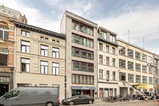<p>Op absolute toplocatie op het Eilandje bevindt zich dit uitzonderlijk loft- appartement in een karaktervol brutalistisch gebouw. Dit appartement is een uitgelezen kans voor wie zoekt naar een instapklare woning in een levendige omgeving, met alle voorzieningen van de bruisende stad Antwerpen binnen handbereik. Het uitzonderlijk zicht geeft geeft een dagelijks gevoel van rust en ruimte.<br /><br /><strong>Indeling: </strong><br />Het appartement is zowel op energetisch vlak, als op bouwtechnisch vlak doordacht gebouwd, en biedt flexibele mogelijkheden qua indeling.<br />De open indeling wordt gekenmerkt door een lichte woonkamer die naadloos overgaat in de volledige geïnstalleerde keuken en samen genieten van een prachtig zicht op het water. Het zichtbare betonnen plafond geeft het interieur een architecturale uitstraling. De slaapkamer biedt een serene ruimte om tot rust te komen met aansluitend een gezellig terras welke visueel bij de leefruimte betrokken wordt door het betegeld gangpad. Op het terras geniet je van de namiddag en avondzon. De moderne badkamer bestaat uit een ligbad, douche en aansluiting voor de wasmachine en droogkast. <br /><br /><strong>Bijzonderheden:</strong></p>
<ul>
<li><strong>Energielabel A -</strong><strong>Zeer goed geïsoleerd. </strong></li>
<li>Massieve inkomdeur met driepunts slotbeveiliging.</li>
<li>Hoge afwerkingsgraad, waaronder massief parketvloer.</li>
</ul>