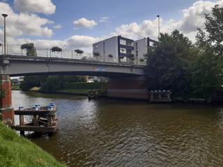 Geen vaste kosten !<br /><br />Dit eigentijds duplex-appartement bevindt zich in een kleine residentie, uitkijkend op de Leie.<br />We treffen op de tweede verdieping, naast een centrale inkom, een lichtrijke, ruime leefruimte met open keuken, een slaapkamer, een badkamer (bad en meubel), een afzonderlijk toilet en berging. <br />Het geïntegreerde duplex-niveau biedt ruimte voor een tweede slaapkamer en/of bureau. <br />Een buitengewone troef is natuurlijk het aangename terras met zicht op de Leie.<br /><br />Inbegrepen : kelderberging en een garage-staanplaats.