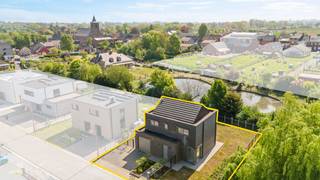 Située à proximité du centre de Biévène, nous vous proposons cette maison 4 façades, basse consommation, au bout d'une impasse. Au rez-de-chaussée...