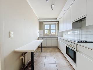 Centraal gelegen appartement vlakbij de winkelstraat ,op slechts 800m van zee gelegen. De indeling is als volgt: inkomhal met plaats voor vestiaire, WC, living met grote ramen en veel lichtinval, volledig ingerichte keuken, berging, drie slaapkamers, één badkamers met dubbele lavabo, ligbad en douche. Terras achteraan zuid georiënteerd. Beneden is er nog een individuele kelder inbegrepen en mogelijkheid om garage aan te kopen (50.000 €) Ref Kiwi 102