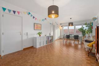 This ready-to-move-in apartment is located in the heart of Heverlee and has two spacious bedrooms, one of which has direct access to a cozy terrace. The apartment has a pleasant layout with a large, bright living room that flows seamlessly into the kitchen. There is also a practical storage room and a separate toilet, which further enhances the comfort of living.<br /><br />The apartment also comes with a closed garage box with an electric door and water supply – a real asset in this neighborhood. The location is ideal: on a quiet street, yet close to shops, schools, public transport, and the main roads to Leuven and the surrounding area.<br /><br />This apartment combines space, light, and an excellent location, and is perfect for those looking for a comfortable home or an interesting investment in the beloved Heverlee.<br /><br />Book your appointment via frank.geurts@living-stone.be<span></span> or +32 484 58 00 24.