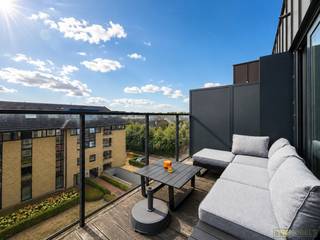INSTAPKLAAR EN ENERGIEZUINIG APPARTEMENT, UITERST CENTRAAL GELEGEN in Oudenaarde en op WANDELAFSTAND van het STATION. Dankzij de NABIJHEID van de Grote Markt, winkels, scholen, sportfaciliteiten en openbaar vervoer geniet u hier van ALLE VOORZIENINGEN BINNEN HANDBEREIK. De combinatie van de CENTRALE LIGGING, de RECENTE RESIDENTIE en de PRAKTISCHE INDELING maakt dit appartement bovendien tot een IDEALE EN ZORGELOZE INVESTERINGSEIGENDOM. Het appartement werd gebouwd in 2017 en bevindt zich op de 4DE VERDIEPING, vlot bereikbaar met de LIFT. De GROTE RAAMPARTIJEN zorgen voor bijzonder veel NATUURLIJKE LICHTINVAL en creëren een aangename en RUIMTELIJKE WOONBELEVING. Bijkomend heeft u de mogelijkheid tot aankoop van een ONDERGRONDSE AUTOSTAANPLAATS, een ABSOLUTE MEERWAARDE in het centrum van de stad.<br />De indeling gaat als volgt: via de inkomhal heeft u toegang tot een apart gastentoilet en een praktische berging. Vervolgens bereikt u de ruime en lichtrijke leefruimte met aansluitend de ingerichte open keuken. Vanuit de woonkamer heeft u rechtstreeks toegang tot het zonnige, zuidoostgerichte terras, waar u geniet van een ruim uitzicht over Oudenaarde en de Vlaamse Ardennen. Verder beschikt het appartement over 2 volwaardige slaapkamers, waarvan één eveneens perfect dienst kan doen als bureau of hobbyruimte, en een verzorgde badkamer. <br /><br />Adres: Libellenstraat 4 bus 503 te Oudenaarde<br /><br />EPC: 91kWh/m²; G-score en P-score D; Geen renovatieverplichting van toepassing; Bestuursmaatregelen in het maatregelenregister: Neen; Beschikbaarheid te bespreken met eigenaar