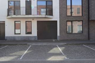 <p><span>Ondergrondse autostaanplaatsen, zowel afzonderlijk als in meerdere beschikbaar. Deze plaatsen bieden een veilige en beschermde omgeving voor uw voertuig(en), zodat u zich geen zorgen hoeft te maken over weersinvloeden.</span></p><p><span>De autostaanplaatsen zijn eenvoudig bereikbaar en maken deel uit van een goed onderhouden complex, wat extra gemoedsrust geeft. Ze zijn ideaal voor bewoners die hun wagen dicht bij huis willen parkeren of voor investeerders die op zoek zijn naar een stabiele en praktische belegging.</span></p><p><span>Bovendien kan je als investeerder een bruto rendement bekomen van 4,56%.</span></p><p><span>Belangrijkste kenmerken:</span></p><ul><li><span>Ondergrondse ligging, beschermd tegen regen, sneeuw en zon</span></li><li><span>Individueel te koop of meerdere plaatsen samen beschikbaar</span></li><li><span>Goede toegankelijkheid</span></li><li><span>Complex met gecontroleerde toegang</span></li><li><span>Geschikt voor bewoners en investeerders</span></li></ul><p><span>Neem contact op voor meer informatie of een bezichtiging. Mis deze kans niet om uw voertuig veilig te parkeren of uw investeringsportefeuille uit te breiden!</span></p><p><span> </span></p>