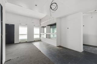 <p>Te koop: gesloten handelspand met woonruimte in het hart van Zele, op Markt 2, Oost-Vlaanderen.</p>
<p>Dit handelspand biedt een uitstekende zichtlocatie in het centrum, ideaal voor ondernemers die wonen en werken willen combineren. De ruime handelsruimte op het gelijkvloers is perfect voor diverse commerciële activiteiten, terwijl de bovenliggende woonruimte met twee slaapkamers en een gezellige living zorgt voor comfortabel wonen. De ligging op de Markt garandeert een constante passage en nabijheid van winkels, horeca en openbaar vervoer.</p>
<p>Belangrijkste ruimtes:<br />• Handelsruimte (45 m²) met grote etalage en veel lichtinval<br />• Living (23,6 m²) met aangename sfeer<br />• Keuken (13,49 m²) met praktische indeling<br />• Slaapkamer (9,88 m²)<br />• Slaapkamer (20,28 m²)<br />• Badkamer (3,31 m²)<br />• Berging (12 m²)<br />• Hal (6,58 m²)<br />• Toilet (6 m²)<br />• Kelder voor extra opslag</p>
<p>Troeven:<br />• Centrale ligging op de Markt van Zele<br />• Combinatie van handel en wonen<br />• Ruime handelsruimte met etalage<br /> </p>
<p>Neem vandaag nog contact op met je ERA-makelaar voor een bezoek. JOUW DROOMHANDELSPAND. ZO GEVONDEN!</p>
