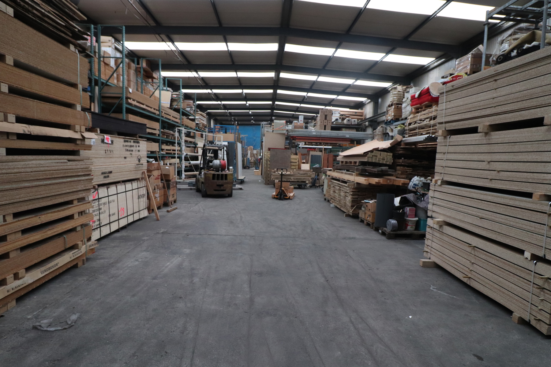 Een opslaghal/bedrijfsgebouw van 1.410m² gelegen in "Bedrijvencentrum Merksplas". - foto 2