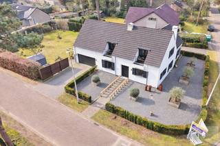 Prachtige villa op toplocatie in de villawijk van LommelIn de gegeerde villawijk van Lommel, op een uitzonderlijk rustig gelegen hoekperceel van maar...