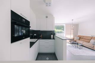 <p><span>OOSTAKKER - Instapklaar appartement met 2 slaapkamers en garage </span></p><p><span> </span></p><p><span>Dit gezellige gelijkvloerse appartement is instapklaar en praktisch ingedeeld. Een fijne woonst voor wie comfort en onderhoudsgemak wil combineren met een aangenaam terras en een ondergrondse garage. </span></p><p><span> </span></p><p><span>De belangrijkste troeven: </span></p><ul><li><span>Instapklaar gelijkvloers appartement </span></li><li><span>2 slaapkamers </span></li><li><span>Gezellig terras met groen zicht</span></li><li><span>Badkamer met inloopdouche en ligbad </span></li><li><span>Praktische berging met aansluitingen voor wasmachine en droogkast </span></li><li><span>Een parkeerplaats en een aparte fietsenstalling voorzien in de ondergrondse garage </span></li><li><span>Doodlopende straat</span></li><li><span>Goede locatie met alle voorzieningen in de buurt en vlotte verbinding</span></li></ul><p><span> </span></p><p><span>Gelijkvloers: </span></p><p><span>Via de inkomhal komt u in het aparte toilet en de berging. Verder bevindt zich de badkamer met grote inloopdouche, lavabo en ligbad. Er zijn twee slaapkamers, waarvan één met toegang tot het terras. De volledig ingerichte keuken sluit aan op de gezellige leefruimte met eetgedeelte. </span></p><p><span> </span></p><p><span>Buitenruimte: </span></p><p><span>Aangenaam en gezellig terras, ideaal om in alle rust te genieten. Ondergrondse parkeerplaats inbegrepen. </span></p><p><span> </span></p><p><span>Praktische info:</span></p><p><span>Richtprijs: 345.000 euro </span></p><p><span>EPC: Label B</span></p><p><span> </span></p><p><span>Een aangename, instapklare woonst met alles wat u nodig heeft voor comfortabel dagelijks wonen. Contacteer ons voor meer informatie of om samen een bezoek in te plannen. </span></p>