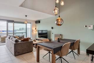 <strong>Ruim en energiezuinig duplex appartement met 3 slaapkamers – Picoloplein, Stabroek</strong><br />Dit ruime en energiezuinige duplex appartement (EPC-label A) met 3 slaapkamers bevindt zich op een <strong>toplocatie </strong>aan het Picoloplein te Stabroek, met alle voorzieningen op wandelafstand. Dankzij de doordachte indeling en hoogwaardige afwerking biedt dit appartement een optimaal wooncomfort.<br /><br />Indeling<br /><span>Eerste verdieping</span><br />- Inkomhal met <strong>vestiairekast </strong>en <strong>gastentoilet </strong>met handwasser<br />- <strong>Ruime leefruimte </strong>met eet- en zithoek, voorzien van <strong>vide </strong>voor een extra open en lichtrijk gevoel, uitgerust met <strong>airconditioning/lucht-warmtepomp</strong><br />- <strong>Open keuken</strong> met alle hedendaagse toestellen<br />- Praktische berging<br />- Wasplaats met aansluiting voor wasmachine en droogkast (eventueel in te richten als 4de slaapkamer)<br />- Groot <strong>zuidoost georiënteerd</strong> terras (ca. 25 m²), bereikbaar via een <strong>groot schuifraam</strong> in de leefruimte<br /><strong><br /></strong><span>Tweede verdieping</span><br />- Ruime nachthal met toegang tot de<strong> 3 slaapkamers</strong><br />- Slaapkamer 1: ca. 13 m², voorzien van airconditioning<br />- Slaapkamer 2: ca. 8 m², voorzien van airconditioning<br />- Slaapkamer 3: ca. 8 m²<br />- Badkamer met <strong>dubbele wastafel</strong> en <strong>inloopdouche</strong><br />- Apart toilet<br /><br /><strong>Extra troeven<br /></strong>- Ondergrondse autostaanplaats met afgesloten berging verplicht bij aan te kopen (€ 20.000,-)<br />- Algemene kosten: € 144/maand (inclusief syndicus, blokpolis, onderhoud, spaarfonds)<br />- 3 lucht-warmtepompen (koelen en verwarmen)<br />- Nest-thermostaat<br />- Lift in het gebouw<br />- Energiezuinig: EPC-label A (85 kWh/m²jaar)<br />- Centrale ligging met winkels, scholen en openbaar vervoer in de onmiddellijke nabijheid