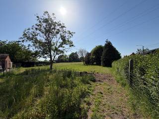 Ontdek deze prachtig gelegen bouwgrond voor open bebouwing van 6a79ca met aansluitend weiland van 17a95ca, rustig gelegen in de Kievitstraat in de gegeerde Europawijk te Mol.<br /><br />Deze locatie combineert een landelijke omgeving met tal van voorzieningen in de nabije omgeving. De bouwgrond is gelegen rechts van de bouwgrond aan Stokt 34 en bevindt zich tegenover de woning met huisnummer Kievitstraat 10. Dankzij de zuidgerichte tuin geniet u hier bovendien de hele dag van optimale lichtinval en zon.<br /><br />Het perceel bevindt zich op korte afstand van de Europese school en gerenommeerde onderzoeksinstellingen zoals IRMM, SCK CEN en VITO, wat deze ligging extra aantrekkelijk maakt voor zowel gezinnen als professionals. Daarnaast bevinden scholen, een bakker, een apotheek, een huisartsenpraktijk en diverse horecazaken zich in de onmiddellijke omgeving. Dankzij de vlotte verbindingen bereikt u bovendien snel het centrum van Mol, evenals Geel, Dessel en Retie.<br /><br />Het aangrenzende weiland, gelegen in agrarisch gebied, vormt een unieke opportuniteit voor wie dieren graag aan huis houdt of op zoek is naar extra buitenruimte in een rustige omgeving. Bovendien zal de bovengrondse hoogspanningsleiding in april 2029 verdwijnen.<br /><br /><u>Bouwvoorschriften:</u><br />- Gelijkvloers: voorgevelbreedte max. 13,21 m en bouwdiepte: max. 13,00 m<br />- Bouwhoogte voor plat dak: max. 7,00 m<br />- Bouwhoogte voor hellend dak: max. 6,50 m en daknokhoogte: max. 11,50 m<br />- Bijgebouwen zijn toegelaten in de voorziene zone met een max. 75 m<sup>2</sup><br />- LOT 2 op het verkavelingsplan (zie foto)<br />- Bestemmingen: woongebieden met landelijk karakter (bouwgrond) + agrarisch gebied (weiland)<br /><br />Voor meer informatie en de bouwvoorschriften neem contact op via gilles@haerdimmo.be of 0492/86 61 15.<br /><br />Wenst u een gratis schatting van uw eigendom? Contacteer mij vrijblijvend voor een afspraak!
