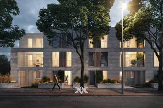 Deze koppelwoning van 180 m² bestaat uit drie bouwlagen met op het gelijkvloers een inkomhal met gastentoilet uitkomende in de woonkamer met open keuken en berging. Via de grote schuiframen kom je op het zuidgerichte zonneterras van 17 m² met aansluitend de tuin van 187 m². Op de eerste verdieping zijn er 2 slaapkamers, een badkamer met douche en dubbele lavabo en een afzonderlijk toilet. Op de tweede verdieping is er een wasberging, 2 slaapkamers en een badkamer met douche, lavabo en toilet. Achteraan de privatieve tuin bevindt zich een afgesloten, gemeenschappelijke tuin waar de kinderen veilig kunnen spelen.<br /><br />De woning is gelegen aan de rand van Zwijnaarde in een kleinschalig project van zeven gezinswoningen. Ze voldoet aan de strengste energienormen met een E-peil van max E20. Standaard is de woning uitgerust met PV-panelen, balansventilatie en een individuele warmtepomp met vloerverwarming.<br /><br />In de ondergrondse verdieping van het naastliggende appartementencomplex is er een bijhorende parkeerplaats met laadinfrastructuur (€ 25.000). <br /><br />Met de fiets en via de nabijgelegen bus- en tramhalte ben je snel in het centrum van Gent. Ook scholen, winkels en diensten zijn er nabij. De toegang tot de R4, E40 en E17 ligt op minder dan vijf minuten rijden. <br /><br />Benieuwd naar de nieuwbouwwoningen Rhodon? Maak je persoonlijke, vrijblijvende afspraak.