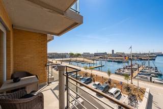 Ontdek dit uitstekend onderhouden appartement op de derde verdieping met een prachtig frontaal uitzicht op de jachthaven. Dankzij de zuidwestelijke oriëntatie en de twee terrassen geniet u de hele dag van de zon.
Via de inkomhal komt u in de lichtrijke leefruimte met open keuken, die voorzien is van alle comfort. Vanuit zowel de leefruimte als de keuken geniet u van het mooie uitzicht op de jachthaven en de voorbijvarende bootjes. Het ruime, zuidwestgerichte terras vormt de ideale plek om heerlijk te ontspannen in de zon.
De nachthal geeft toegang tot twee ruime, volwaardige slaapkamers, een badkamer met dubbele lavabo en ligbad, een apart toilet en een praktische berging met aansluitingen voor een wasmachine en droogkast. Vanuit één van de slaapkamers heeft u rechtstreeks toegang tot het tweede terras, waar u 's morgens kunt genieten van de eerste zonnestralen en een rustig ontbijt.
De verwarmingsinstallaties werden recent vernieuwd en in het gebouw is een vlot bereikbare gemeenschappelijke fietsenberging aanwezig. De combinatie van de uitstekende ligging, de twee terrassen en het unieke uitzicht maakt van dit appartement een ideale woonst of tweede verblijf. Ben jij op zoek naar een appartement met een fantastisch zicht? Contacteer makelaar Stéphanie 0472 77 86 60 of stephanie@keyimmo.be voor een bezoek.