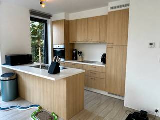 LICHTRIJK GELIJKVLOERSAPPARTEMENT MET 2 SLAAPKAMERS, TERRAS, PARKING EN KELDERBERGING
Dit instapklare appartement van ca. 92 m² werd opgeleverd in 2019 en is gelegen op het gelijkvloers. Het appartement beschikt over een EPC-label A.
De ruime en lichtrijke leefruimte vormt één geheel met de eetruimte en de volledig uitgeruste open keuken. Vanuit de leefruimte is er toegang tot het westelijk georiënteerde terras van ca. 9 m².
Het appartement beschikt over twee slaapkamers van respectievelijk ca. 12 m² en 10 m². De tweede slaapkamer wordt momenteel gebruikt als bureauruimte. Verder zijn er een badkamer, een apart toilet en een praktische berging met aansluitingen voor wasmachine en droogkast.
Bij het appartement horen een ondergrondse parkeerplaats en een kelderberging. Het gebouw beschikt over een lift. De gemeenschappelijke kosten bedragen €135 per maand.
Het appartement is gunstig gelegen nabij het station van Aarschot en op wandelafstand van het centrum. Verschillende scholen en supermarkten bevinden zich in de nabije omgeving.
Interesse? Contacteer ons voor meer informatie of een bezoek ter plaatse.