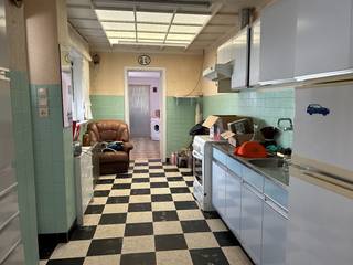 Goed onderhouden woning op een perceel van 253m². Extra toegang en uitweg achteraan via een landweg die achter en tot aan de tuin loopt.De woning...