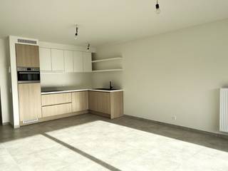 Nieuwbouwappartement te huur in het centrum van Ingelmunster<br /><strong>Huurprijs: 795 € + 50 €/syndic</strong><br />Bent u op zoek naar een stijlvol en comfortabel appartement in het hart van Ingelmunster? Dit gloednieuwe appartement biedt alles wat u nodig heeft:<br />Ruime living met open keuken: de open indeling zorgt voor een moderne en lichte leefruimte, ideaal om te ontspannen of gasten te ontvangen.<br />Terras: geniet van uw eigen buitenruimte, perfect voor een ochtendkoffie of een gezellig avondje.<br />2 slaapkamers: comfortabele kamers, geschikt als hoofdslaapkamer, kinder- of logeerkamer.<br />Moderne badkamer: stijlvol afgewerkt, voorzien van alle comfort.<br />Apart toilet: voor extra gemak.<br />Staanplaats en fietsberging: uw wagen en fietsen staan veilig en gemakkelijk bereikbaar.<br />Dit appartement is gelegen op een toplocatie in Ingelmunster, met winkels, horeca en openbaar vervoer op wandelafstand.<br /><strong>Alle verlichting voorzien door de eigenaar (niet op foto)</strong><br />Interesse? Neem snel contact op voor meer informatie of een bezoek!