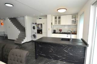 Instapklare ruime woning met aparte achterbouw, ideaal als kangoeroewoning maar officieel gekend als 1 woonst.<br />Zeer goed gelegen op 250 m van het strand en op wandelafstand van winkels.<br /><br />Indeling:<br /><br />Vooraan: hall met gastentoilet, grote woonkamer met open keuken (met o.a. koelkast, diepvriezer, vaatwasser, kookplaten, dampkap...), 3 slaapkamers, apart toilet boven, badkamer met douche en lavabomeubel, zolder voorzien van centrale verwarmingsketel op gas, groot zonneterras (2,5m x 6m)<br /><br />Achterhuis: garage met automatische poort, grote ingerichte keuken met alle nodige toestellen, apart toilet, badkamer met toilet, douche en lavabo, woonkamer, 1 slaapkamer, tuin en zonnige koer.<br /><br />- dak is geïsoleerd.<br />- recente verwarmingsketel van 2024<br />- EPC vooraan: 179 kWh / (m² jaar) - energielabel B<br />- EPC achterhuis: 261kWh / (m² jaar) - energielabel C