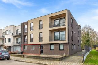 Ligging:Zeer rustig gelegen in een verkeersluwe doodlopende straat nabij de Nieuwe Kaai en omgeven door groen en weilanden. Autostrade...