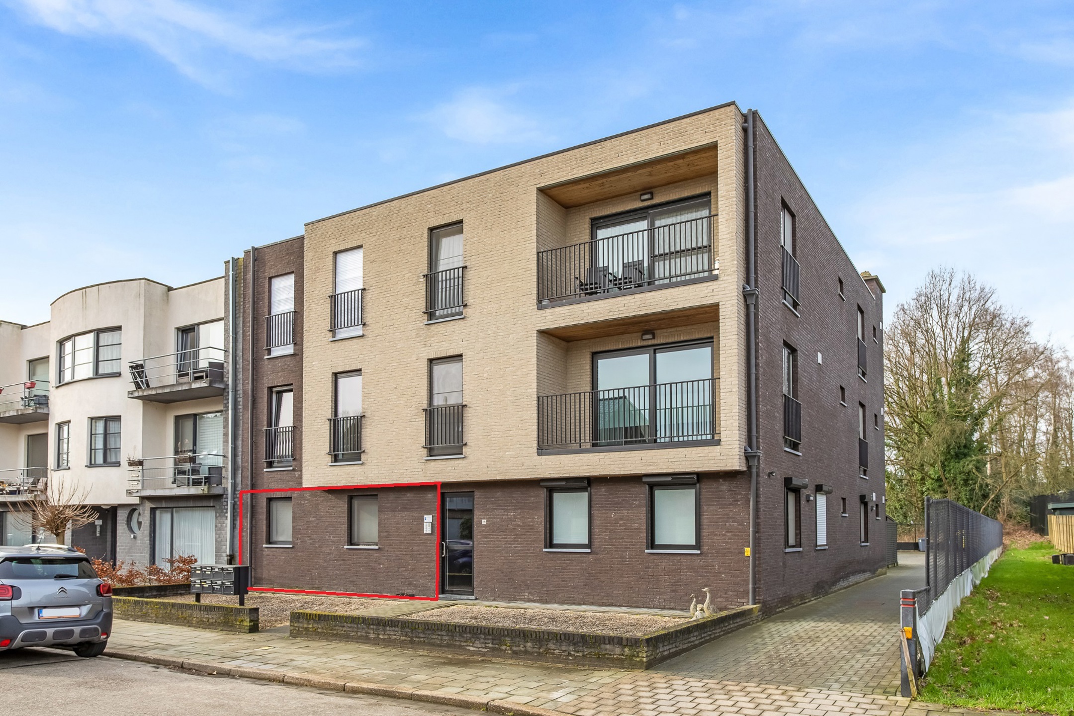 Zeer verzorgd gelijkvloers appartement met aangelegd terras en carport - foto 3