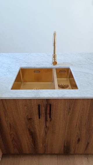 Dit aangenaam gelegen, recent compleet gerenoveerd, instap klaar appartement vindt zijn “thuishaven" in de Peter Benoitstraat DE art nouveau...