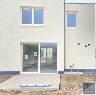 <p><strong>Ontdek het vakantiepark - De Strandloper: Uw Droomwoning of Topinvestering aan de Belgische Kust.</strong></p>
<p>Gelegen in het pittoreske <strong>Bredene aan Zee</strong>, biedt het exclusieve nieuwbouwproject <span>De Strandloper</span> een unieke kans voor wie droomt van een waardevolle investering of een tweede verblijf aan de Belgische kust. Dit moderne project bestaat uit <em><span><strong>30 hoogwaardige vakantiewoningen</strong></span></em> in <span><strong>volle eigendom</strong></span>.</p>
<p><strong>De Strandloper</strong> ligt op 500m van het <strong>strand</strong> en is omgeven door uitgestrekte <strong>duinen</strong>, <strong>rustige stranden</strong> en een groene omgeving. De architectuur van het project sluit naadloos aan bij de kustsfeer, met een verfijnde en moderne uitstraling.</p>
<p>Elke vakantiewoning is ontworpen met een focus op <strong>ruimte</strong>, <strong>licht</strong> en <strong>luxe</strong>. Geniet van de open <strong>leefruimtes</strong>, grote <strong>raampartijen</strong> en privé <strong>terrassen</strong>. De woningen zijn uitgerust met <strong>duurzame materialen</strong> en <strong>energiezuinige technieken</strong>, zodat u zorgeloos kunt genieten van het <strong>comfort</strong> en de <strong>rust</strong>.</p>
<p>Of u nu op zoek bent naar <strong>ontspanning</strong> of een <strong>topinvestering</strong> aan de Belgische kust, <strong>De Strandloper</strong> biedt een perfecte oplossing. <br />De woningen variëren in <strong>indeling</strong> en sluiten aan bij diverse wensen. Het project beschikt over voldoende <strong>parkeermogelijkheden</strong> en ligt in de nabijheid van <strong>winkels</strong>, <strong>restaurants</strong> en tal van <strong>recreatiemogelijkheden</strong>.</p>
<p><strong>De Strandloper</strong> is meer dan een vakantieverblijf – het is een <strong>perfecte uitvalsbasis</strong> voor wie houdt van zowel <strong>rust</strong> als <strong>avontuur</strong>. Met het strand op een steenworp afstand en een regio die uitnodigt tot verkenning, biedt het project alles wat u zoekt.</p>
<p><strong>Neem vandaag nog contact op</strong> voor meer informatie of plan een bezoek aan onze bemeubelde modelwoningen op <strong>Blekkaertstraat 50, Bredene aan Zee</strong>.</p>
<p><strong>Verkoopkantoor ter plaatse op afspraak: info@yess-vastgoed.be / 050 33 59 03</strong></p>