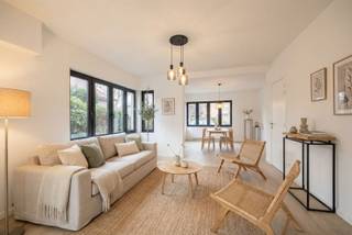 <p><span>Charmante Halfopen Woning met dubbele garage + oprit op Toplocatie te Brasschaat</span><span>Op zoek naar een karaktervolle thuis in het hartje van Brasschaat? Ontdek deze prachtig gerenoveerde halfopen woning in één van de meest geliefde straten van het centrum. Perfect gepositioneerd op wandelafstand van al je dagelijkse winkels, combineert deze woning comfort met gemak.Bij binnenkomst word je verwelkomd door een sfeervolle inkomhal met een gastentoilet en handige berging. De hal leidt je naar een ruime en lichte woonkamer die naadloos overgaat in een stijlvolle, volledig ingerichte open keuken – een ware droom voor elke hobbykok. Naast de keuken vind je een veelzijdige kamer die perfect dient als bureau, extra slaapkamer of speelruimte voor de kinderen, compleet met een moderne douchekamer en directe toegang tot de tuin.De eerste verdieping telt drie volwaardige slaapkamers en een badkamer met een douche, lavabo en toilet, allen badend in natuurlijk licht en comfort.De tuin is een ware oase: mooi aangelegd, ideaal voor zowel ontspanning als ontmoetingen met vrienden of familie én veel privacy! De grote dubbele garage achteraan met oprit voor 2 wagens, met toegang via een achterliggende straat, biedt niet alleen ruime parkeergelegenheid, maar ook een fantastische toevoeging aan deze woning.</span></p><p><span>Ben je klaar om je nieuwe thuis in Brasschaat te ontdekken? Neem contact op voor een bezichtiging en laat je charmeren door deze unieke woning!</span></p><p><span> </span></p><p><span>Extra plus:</span></p><p><span>- Isolatie aan (meer dan) huidige norm = energiezuinig!</span></p><p><span>- Elektriciteit conform</span></p><p><span>- droge kelder</span></p><p><span>-Centrale ligging</span></p><p><span>- Instapklaar!</span></p><p><span> </span></p><p><span>Bestuursmaatregelen in het maatregelenregister: nee</span></p>