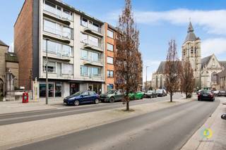 Deze commerciële ruimte geniet van een uitstekende ligging met veel passage en visibiliteit, ideaal voor wie maximale commerciële impact...