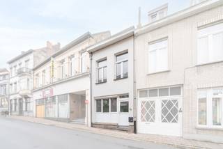 Ben je op zoek naar een instapklare woning met 3 slaapkamers in het centrum van Wetteren? Zoek niet verder! Deze woning in de Van Cromphoutstraat...