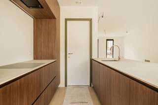 <h3><strong>SCHUTTERSHOF - WONEN IN DE GROENE LONG ROND ANTWERPEN </strong></h3>
<p><strong>Schuttershof</strong> is een gloednieuw woonproject in het hart van <strong>Mariaburg</strong>, de groene long rond Antwerpen. Hier woon je rustig, ruim en omgeven door natuur, met alle voorzieningen op wandelafstand.<br /><span></span></p>
<p><strong>Ruime woningen met grote tuinen</strong><br />Het project biedt een mooie selectie van <strong>ruime woningen met 3 tot 4 slaapkamers</strong>, met oppervlaktes van <strong>168 m² tot 199 m²</strong> en <strong>grote tuinen</strong>. Dankzij de <strong>persoonlijke klantenbegeleiding</strong> werk je de woning volledig af naar jouw smaak.</p>
<strong>Duurzaam en energiezuinig wonen</strong><br />Bij Schuttershof staat <strong>energiezuinigheid centraal</strong>: verwarming via <strong>warmtepomp</strong> en <strong>vloerverwarming. </strong><span>Dit heeft een grote impact op uw energieverbruik, we spreken voor dit project dan ook over een <strong>epb van 30 of Label A-plus</strong>.<br /><br /><strong>Ligging en faciliteiten<br /></strong>U heeft de mogelijkheid ondergrondse parkeerruimte aan te kopen. Er is voor alle bewoners een grote fietsenstalling ter beschikking, openbaar vervoer vindt u op wandelafstand.<br /><br />Wonen in het centrum van Mariaburg biedt enorm veel voordelen: bakker, slager, grootwarenhuis (Delhaize), restaurants, cafés: u vindt alles op wandelafstand. Mariaburg geeft een uniek dorpsgevoel in de groene long rond Antwerpen. U bent op een twintigtal minuten met trein of auto in centrum Antwerpen maar Brasschaat, Ekeren en Kapellen liggen vlakbij en voorzien u ook van alle faciliteiten. <br /><br /></span><br />
<p></p>
<p><span></span></p>