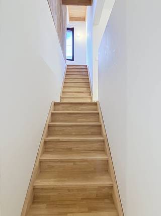 <p>Deze rustig gelegen halfopen nieuwbouwwoning in Leefdaal combineert hedendaags wooncomfort met een prachtig uitzicht op de omliggende velden. Met een bewoonbare oppervlakte van 250m², een ruime tuin van 800m² en een energiezuinig karakter is deze woning ideaal voor wie op zoek is naar een instapklare woning in een groene omgeving.<br />Bij het binnenkomen ervaar je meteen de aangename sfeer dankzij de vele grote ramen en de overvloedige natuurlijke lichtinval. De ruime living vormt samen met de open keuken het hart van de woning. Hier geniet je dagelijks van een prachtig zicht op de tuin en de rustige omgeving. De moderne keuken sluit perfect aan bij de leefruimte en creëert een uitnodigende plaats om samen te komen met familie en vrienden. Verder is er een apart gastentoilet aanwezig.<br />De woning beschikt over 3 comfortabele slaapkamers en 2 moderne badkamers. Eén badkamer is uitgerust met een bad en douche, terwijl de tweede badkamer voorzien is van een douche. De praktische indeling biedt ruimte en flexibiliteit voor een gezin, thuiswerk of gasten.<br />Buiten geniet je van een grote tuin van 800m² waar rust en privacy centraal staan. Het groene uitzicht over de velden zorgt voor een aangename woonbeleving en maakt van de buitenruimte een echte meerwaarde. Naast de garage zijn er ook 2 buiten autostaanplaatsen beschikbaar.<br />Op vlak van energie en comfort scoort deze woning uitstekend dankzij het energieprestatiecertificaat A, de warmtepomp en de zonnepanelen. De combinatie van moderne technieken, hoogwaardige afwerking en een rustige ligging maakt dit een duurzame woning voor de toekomst.<br />De ligging in Leefdaal biedt een mooie balans tussen landelijke rust en bereikbaarheid. Je woont hier in een aangename omgeving met zicht op groen, terwijl voorzieningen en verbindingswegen vlot bereikbaar zijn. Ontdek zelf de charme en het comfort van deze unieke nieuwbouwwoning in Leefdaal en vraag vandaag nog je bezoek aan via charlotte.geyskens@living-stone.be</p>