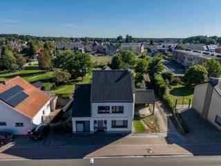 Ruime instapklare woning op een prachtig perceel van 14a60ca.<br /><br />Op zoek naar een ruime instapklare woning met prachtige tuin op een perceel van 14a60ca, dan is deze woning zeker het bekijken waard! De naastliggende doorgang biedt u tevens een weg naar achteren waar er voldoende plaats werd voorzien voor allerhande activiteiten. Ook het clubhuis met de uitgewerkte hottub is hier zeker ook een meerwaarde voor genieters!<br /><br />Indeling gelijkvloers: Inkomhal, zitkamer, eetkamer, bureau, keuken, wasplaats, badkamer en technische ruimte<br />Indeling verdieping: 4 slaapkamers, doorloopkamer en aparte kamer voorzien van spoelbak en WC<br /><br />Verder is de woning voorzien van een compacte voorraadkelder, een vaste trap naar de zolder voor opslag en aan de rechtse zijde van de woning een ruim fietshok.<br /><br />In de tuin hebben we aan de woning een gezellig terras met zicht op de ganse tuin, een serre voor de liefhebber, een poolhouse of clubhuis en een grote hottub. Naast en achter het gebouw is er voldoende ruimte voor activiteiten allerhande. Vooraan naast de woning is er nog een volledig uitgewerkte carport voorzien.<br /><br />Qua ligging zitten we hier binnen de kern van Tongerlo (Westerlo), op wandel- en fietsafstand van de winkels en met een goede verbinding naar de E313. Ook de verschillende schoolgemeenschappen zien hier zeker het vermelden waard.<br /><br />Troeven:<br />- EPC B<br />- Vloerverwarming<br />- Zonnepanelen 5.000kWp<br />- Prachtig terras met poolhouse en hottub<br /><br />Bent u geïnteresseerd en wenst u een bezoek? Bel ons op het nummer 014 58 02 08.