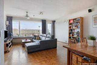 Gelegen in een rustige en groene buurt op Linkeroever, vlak bij parken, de Schelde en met vlotte verbindingen naar het stadscentrum van Antwerpen, bevindt zich dit uitzonderlijk ruime appartement op de 7e verdieping.<br /><br />Via de aparte inkomhal met vestiaire en praktische bergmogelijkheden betreden we het appartement. Vooraan bevindt zich de zeer ruime woon- en leefruimte (ca. 35m²) op mooi blokjesparket. Dankzij de grote raampartijen geniet deze ruimte van een overvloed aan natuurlijk licht en directe toegang tot het eerste terras.<br /><br />Aansluitend vinden we de aparte keuken. Het appartement beschikt over drie volwaardige slaapkamers (15-8-8m²), waarvan de master bedroom toegang geeft tot een tweede, zonnig terras.<br /><br />Verder is er een aparte badkamer met douche in bad, enkele lavabo met meubel en aansluiting voor wasmachine en droogkast. Tot slot is er een privatief gastentoilet.<br /><br />Een ideaal appartement voor wie ruimte, licht en een groene omgeving wil combineren met een uitstekende bereikbaarheid.