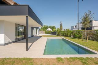 In een rustige en residentiële buurt van Knokke-Heist bevindt zich deze prachtige nieuwbouwwoning die luxe, comfort en esthetiek perfect...