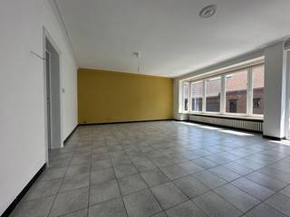 Dit instapklaar appartement is gelegen op de 1ste verdieping van een kleine residentie en bestaat uit: inkomhal met vestiairekast - toilet - grote living - keuken - nachthal - badkamer - 2 slaapkamers. <br /><br />Vrij 15/09/2026. Huurprijs 775 €/mnd<br />Syndickosten inbegrepen.