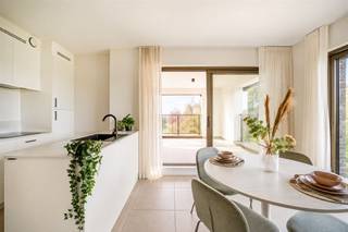 <p>Laatste 6 appartementen! Dit modern nieuwbouwproject ROOTS is rustig gelegen met zicht op groen, op wandelafstand van het station en het CENTRUM. Aangename terrassen en/of tuinen, lichtrijke leefruimtes met open geïnstalleerde keukens, volledige afwerking, en zo goed als opleverklaar. Ondergrondse parkeerplaatsen en bergingen. Bijna-energieneutraal (max E30): vloerverwarming voorzien. Wenst u het modelappartement te bezichtigen: guido@immobeguin.be</p>
