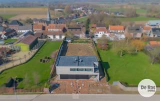 ZWALM - Nieuwbouwwoning voorzien van alle comfort!<br /><br />Deze prachtige nieuwbouwwoning zal u in al zijn opzichten kunnen bekoren. Deze woning, die werd gezet met zeer kwalitatieve materialen, biedt u alle moderne comfort. De woning werd gebouwd naar de huidige regelgeving betreffende isolatie- en ventilatienormen waardoor u hier terechtkomt in een uiterst energiezuinige woning voorzien van warmtepomp, vloerverwarming, ventilatie, hoogrendementsglas, 11 zonnepanelen,....Door het gebruik van grote raampartijen is de woning voorzien van veel natuurlijk daglicht en zijn er prachtige zichten naar de tuin. Natuur en wonen vloeien mooi in elkaar! <br /><br />Naar indeling toe beschikt de woning op het gelijkvloers over een inkomhal met gastentoilet, een lichtrijke woonkamer met aansluitend een open, volledig geïnstalleerde keuken, een praktische bergruimte en een ruime inpandige garage. Op de verdieping bevinden zich naast de nachthal 4 slaapkamers, een apart toilet, een moderne badkamer die beschikt over een ligbad en nog een tweede aparte doucheruimte. <br /><br />Daarnaast is de aangename tuin, met reeds aangelegd terras, zeker een extra troef.<br />In de directe omgeving bevinden zich openbaar vervoer, buurtwinkels, scholen en invalswegen.<br /><br />Mogelijkheid tot aankoop 6%<br />EPB nieuwbouw<br /><br />Kortom: Bent u op zoek naar een prachtige energiezuinige woning gelegen op een mooi perceel? Aarzel dan niet en maak snel een afspraak <br />info of bezoek 053/60.65.60<br /><br />Aankoop onder gesplitst stelsel: <br />Grondwaarde: €175.000 (registratierechten 12%)<br />Constructiewaarde: €400.000 (6% btw of 21% btw)<br />Totaal incl. btw en registratie, excl. kosten en excl. notariskosten: €611.000,00 (6% btw) of €680.000,00 (21% btw)