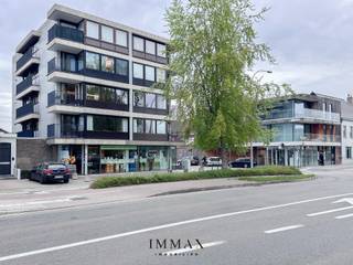 Dit ruime appartement, gelegen aan De Platse in Sint-Andries, werd in 2021 volledig gerenoveerd met bijzondere aandacht voor functionaliteit...