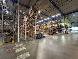 Het magazijn met een oppervlakte van <strong>3.875 m² heeft een vrije hoogte variërend tussen de +/- 9 m en +/- 14 m</strong> en is voorzien van een polybetonvloer. De ruimte is toegankelijk <strong>via 2 laadkades</strong>. Daarnaast is de loods voorzien van de nodige technische voorzieningen.<br /><br />Het magazijn maakt deel uit van een bedrijfscomplex met oppervlaktes <strong>vanaf 2.500 m²</strong> waardoor de <strong>mogelijkheid is tot het bij huren van grotere oppervlaktes</strong>, alsook mogelijkheid tot bij huren van kantoorruimte en parkeerplaatsen. Ruime parkeer en manoeuvreerruimte op de site. <strong>Onmiddellijk beschikbaar.</strong><br /><br />Fantastisch gelegen dankzij de ligging nabij de Gentseweg (N43) en op +/- 6 km van de E17 op- en afrit 5 Waregem.<br /><br />Contacteer PANORAMA B2B voor bijkomende (technische) inlichtingen, plannen of een<strong> vrijblijvend plaatsbezoek 056 222 562.</strong><br />