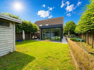 INSTAPKLARE EN ENERGIEZUINIGE GEZINSWONING met 14 ZONNEPANELEN, AIRCO MET WARMTEPOMP en GUNSTIG EPC-LABEL B, gelegen op een RUSTIGE en STRATEGISCHE LOCATIE in Doornzele (Evergem). Deze verzorgde woning, gebouwd in 2005, combineert WOONCOMFORT, LICHT en een PRAKTISCHE INDELING. Via de inkomhal met gastentoilet bereikt u de ruime leefruimte met OPEN KEUKEN en een LICHTRIJKE UITBOUW met zicht op de tuin. Aansluitend bevindt zich de INPANDIGE GARAGE. Op de eerste verdieping vindt u 3 VOLWAARDIGE SLAAPKAMERS en een ingerichte badkamer. De ruime ZOLDER biedt de mogelijkheid tot een 4DE SLAAPKAMER, BUREAU of HOBBYRUIMTE. Buiten geniet u van een OPRIT, TERRAS en een GEZELLIGE TUIN met voldoende PRIVACY. Dankzij de vlotte verbinding naar Gent, Zelzate en de belangrijkste invalswegen is dit de ideale woning voor wie op zoek is naar een INSTAPKLARE, ENERGIEZUINIGE gezinswoning op een GOED BEREIKBARE LOCATIE.<br /><br />Adres: Lochtingstraat 45 te Doornzele (Evergem)<br /><br />EPC: 145kWh, G-score en P-score A, Geen renovatieverplichting van toepassing, Bestuursmaatregelen in het maatregelenregister: Neen