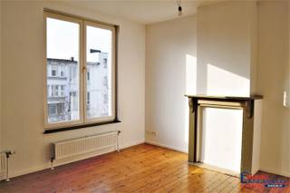 <p><span>Knus appartement te huur in centrum Gent mét terras</span></p><p><span> </span></p><p><span>Het appartementsgebouw is gelegen rechts over het Zwembad Rooigem. Het is ideaal gelegen op fietsafstand van het centrum van Gent, het station Gent-Sint-Pieters, universiteiten en hogescholen. Op wandelafstand vindt u eveneens parkeerplaats en openbaar vervoer.</span></p><p><span> </span></p><p><span>Het appartement is gelegen op de 2de verdieping. Via de inkom betreedt u de leefruimte met open keuken. De keuken is voorzien van alle comfort. Vanuit de leefruimte heeft u toegang tot de slaapkamer met het apart toilet, een douche en een lavabo. Vanuit de slaapkamer heeft u zicht op het groene Biezenpark achteraan het gebouw. Bij het appartement hoort eveneens een zuid-oost gericht terras!</span></p><p><span> </span></p><p><span>Dit appartement is ideaal als eerste woonst voor een alleenstaande.</span></p><p><span>Het appartement is niet geschikt voor gezinnen.</span></p><p><span> </span></p><p><span>Pluspunten:</span></p><p><span>+ Groen uitzicht</span></p><p><span>+ Met terras</span></p><p><span>+ Open keuken</span></p><p><span>+ Nabij centrum en openbaar vervoer</span></p>