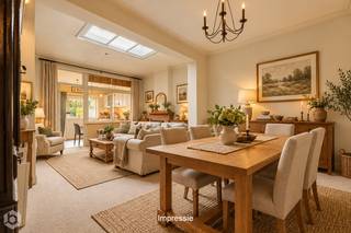 Op een absolute toplocatie in Mechelen bevindt zich deze charmante, te renoveren woning met 3 slaapkamers, 2 garages en een uitnodigende tuin op een perceel van 123 m². U geniet hier van een vlotte verbinding naar de belangrijkste invalswegen én de directe nabijheid van het bruisende stadscentrum, met winkels, horeca, scholen en openbaar vervoer op wandel- en fietsafstand.<br /><br />U betreedt de woning via de inkomhal, die toegang geeft tot de leefruimte. Deze leent zich perfect voor het creëren van een gezellige zithoek en een ruime eethoek. Aansluitend bevindt zich de keuken, uitgerust met de voornaamste toestellen. Vanuit de keuken heeft u toegang tot de badkamer met douche, wastafel en toilet. Aan de achterzijde van het gelijkvloers beschikt u bovendien over een handige, praktische wasplaats. Op de eerste verdieping brengt de nachthal u naar 3 volwaardige slaapkamers. De zolderverdieping biedt daarnaast tal van mogelijkheden voor extra opbergruimte of de creatie van bijkomende slaapkamers. Buiten geniet u in alle rust en privacy van het overdekte terras en de zonnige, zuidoost-georiënteerde tuin. Verder beschikt dit eigendom over twee gekoppelde garages achteraan het perceel, vlot bereikbaar via de zijweg, die elk voorzien zijn van een aparte poort en zijn inbegrepen in de vraagprijs.<br /><br />U bent verplicht om deze woning binnen de 6 jaar na aankoop grondig energetisch te renoveren tot minimum EPC-label D.<br /><br />Dit is een uitstekende opportuniteit als u op zoek bent naar een renovatieproject met zeer veel potentieel in Mechelen. Contacteer ons op 0472 95 20 71 voor meer informatie of neem een kijkje op www.boonstravastgoed.be. <br /><br />Bijzonderheden:<br />- Tuin<br />- 2 garages<br />- 3 slaapkamers<br />- Uitstekende locatie
