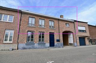 Ontdek dit charmante appartement, gelegen in een karaktervolle voormalige stadsboerderij, midden in de historische kern van Zoutleeuw. Dankzij de unieke ligging aan de Kleine Gete en op wandelafstand van winkels, horeca en voorzieningen, geniet u hier van een ideale combinatie van rust en bereikbaarheid. Het gebouw dateert van het begin van de 20e eeuw en werd in 2003 gerenoveerd met aandacht voor hedendaags comfort en modernere technieken.<br /><br />Via de gemeenschappelijke trappenhal betreedt u de privatieve inkomhal met apart gastentoilet. De lichtrijke leefruimte, voorzien van airconditioning vormt het hart van het appartement en omvat een gezellige zithoek, een eetplaats en een open geïnstalleerde keuken. Aansluitend bevindt zich een berging met aansluitingen voor wasmachine en droogkast, alsook de CV-installatie.<br /><br />Het grote raam met achterdeur zorgt voor een aangename lichtinval en biedt directe toegang tot het terras met open zicht en een privatief genotsrecht.<br /><br />Het nachtgedeelte bestaat uit een nachthal, twee volwaardige slaapkamers en een badkamer uitgerust met een douche-in-bad en een lavabomeubel.<br /><br />Met een beperkte opfrissing kan dit appartement volledig naar uw smaak worden ingericht en is het meteen instapklaar. Bovendien werd het pand in het verleden succesvol verhuurd, wat het ook bijzonder interessant maakt als investering. Er geldt geen energetische renovatieverplichting dankzij het D-label.<br /><br />Extra troef: het gelijkvloers appartement met autostaanplaats is tevens vrij van gebruik en kan als investering mee aangekocht worden aan dezelfde prijs, met andere woorden 430.000,- EUR voor het geheel.<br /><br />Bent u op zoek naar betaalbaar wonen of een interessante opbrengsteigendom op een topligging? Dan is dit een kans die u niet wilt missen.<br /><br />Contacteer ons vandaag nog op 011 70 70 19 voor een bezoek!