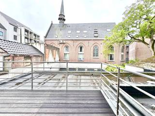 Te Gent zuid ligt dit appartement te huur op de eerste verdieping van deze kleinschalige residentie; Indeling: Leefruimte met open keuken; Badkamer met douche, wastafel met spiegel, schuifdeur naar toilet; hoek met aansluiting voor wasmachine; Slaapkamer; Ruim zonneterras, toegankelijk via de living alsook de slaapkamer; Vooraan is een geautomatiseerd hekken/ poort met doorrit voor normale personenwagen naar achtergelegen parkeerplaats; Overdekt fietsenrek voorzien alsook bergplaats; Epc 322/ D; Overal dubbele beglazing in kunststof; Cv via elektrische radiatoren en accumulatoren; Beschikbaar: onmiddellijk; Huurprijs en kosten: 775 EUR + 50 EUR per maand exclusief elektriciteit en water; Hoofdverblijfplaats/domicilie te vestigen; Huurwaarborg: 3 maanden; Kandidaatstelling kan enkel na persoonlijk bezoek ter plaatse; Info en bezoek: info@elet.immo met vermelding van naam en een mobiel nummer aub;