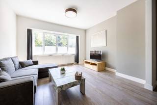 Op zoek naar een instapklaar gelijkvloers appartement met 1 slaapkamer, tuin en privatieve kelderberging? Dan is dit appartement precies wat u zoekt!<br /><br />U komt binnen in een centraal gelegen inkomhal met vestiairekast. Vooraan is er de leefruimte. Centraal is er een apart toilet en een badkamer met een inloopdouche, een handdoekradiator en een enkel lavabomeubel. Achteraan bevindt er zich de slaapkamer met manuele rolluiken.<br /><br />De volledig geïnstalleerde keuken, geeft toegang naar de absolute troef van dit appartement, de privatieve tuin, waar u in alle rust kunt genieten van een ontbijt in de ochtend, een gezellige barbecue of een ontspannen namiddag in het groen.<br /><br />Daarnaast beschikt het appartement over een privatieve kelderberging, ideaal voor extra opslagruimte.<br /><br />De gemeenschappelijke kosten bedragen €60 per maand. Deze omvatten: provisie waterverbruik en minuterie gemeenschappelijke delen.<br /><br />Troeven:<br />-Centrale locatie: nabij openbaar vervoer, parken, winkels, supermarkten, openbaar vervoer, …<br />-Tuin<br />-Privatieve kelderberging<br />-Onmiddellijk beschikbaar