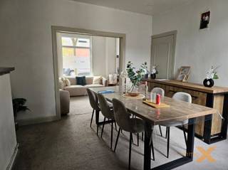 IDEALE STARTERSWONING OF INVESTERING VOOR VERHUUR!!! Deze charmante verder te renoveren dorpswoning (Belzele) bestaat uit: Gelijkvloers: inkomhal/traphal, woonkamer, berging onder trap, keukentje, badkamer, koer, berging/wasplaats. 1e verdieping: 1 grote slaapkamer, dressing of bureauruimte (mogelijkheid om te vormen naar bijkomende slaapkamer met mezzanine), zolderruimte. Dubbel glas, nieuwe centrale verwarming op aardgas, elektriciteit 100% goedgekeurd, woning asbestveilig (geen asbesthoudende materialen gevonden). Woning vrij ten laatste 6 maanden na verlijden akte (mits betaling bezettingsvergoeding). Bezoek enkel mogelijk op afspraak met Immo-X via mail.